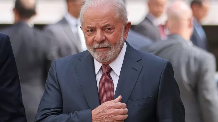 Lula é internado para retirada de lesão na laringe