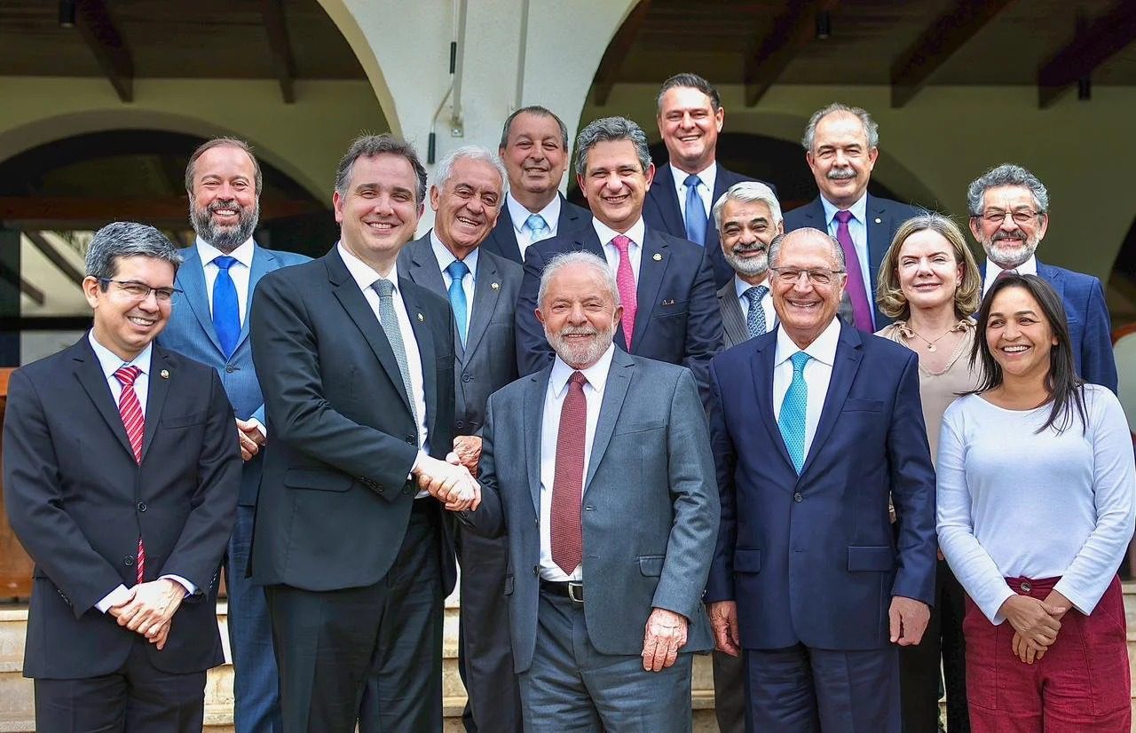 67 investigados por crimes compõe a equipe de transição de Lula