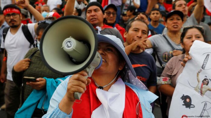 No Peru, presidente recém-empossada vai ao Congresso pedir antecipação das eleições, após protestos