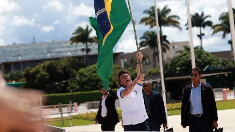 Bolsonaro encontra com manifestantes próximo ao Palácio da Alvorada pelo segundo dia seguido
