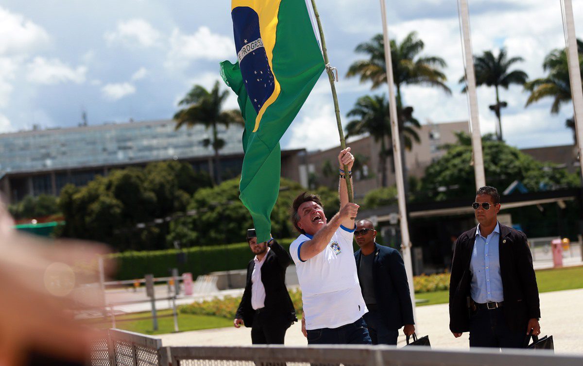 Bolsonaro encontra com manifestantes próximo ao Palácio da Alvorada pelo segundo dia seguido