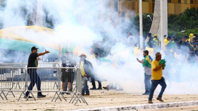 Engenheiro preso por ataques golpistas é solto e usa tornozeleira eletrônica