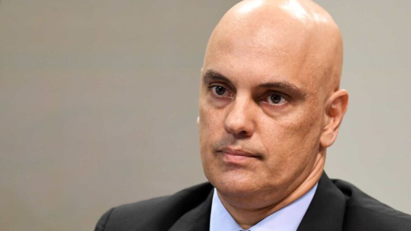 Alexandre de Moraes bloqueia redes de deputados, coleta DNA e confisca passaporte
