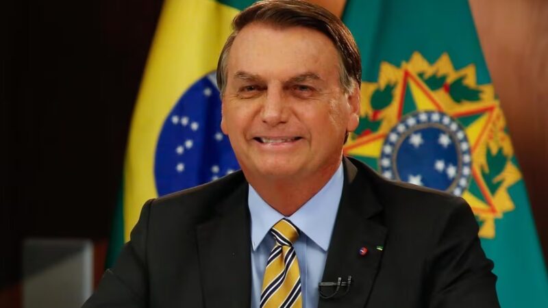 Bolsonaro anuncia volta ao Brasil