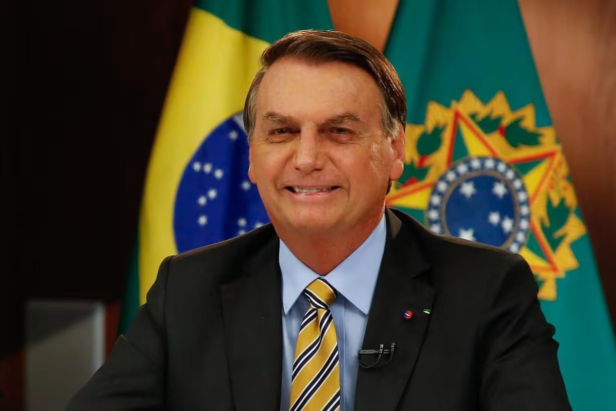 Bolsonaro anuncia volta ao Brasil