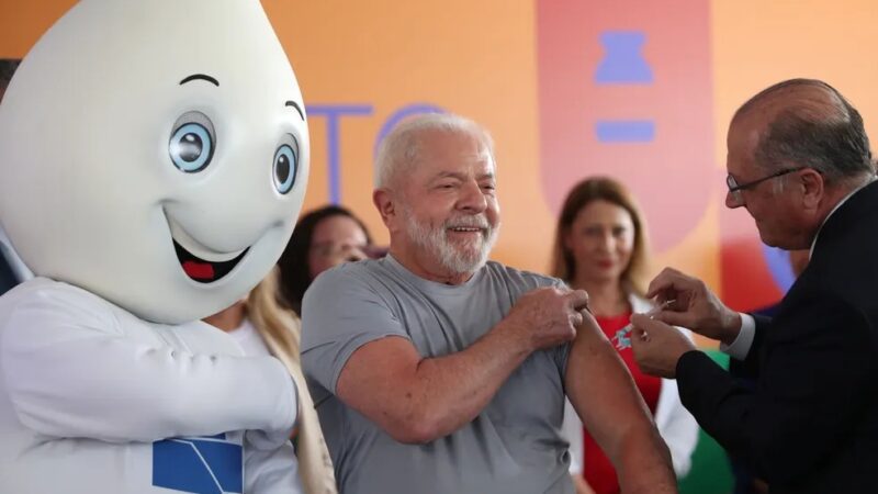 Lula é vacinado por Alckmin e lança campanha nacional de vacinação