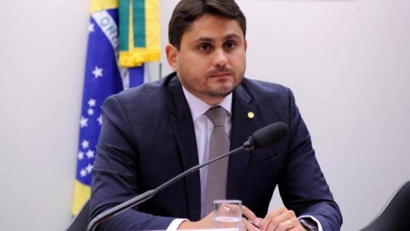 Ministro acusado de ir a leilão de cavalos com avião da FAB pode ser demitido por Lula