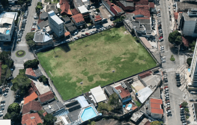 Vereador realiza audiência pública para definir futuro de campo de futebol no bairro Santa Lúcia