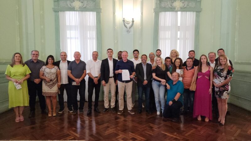 Primeira Lei do mandato do deputado Tyago Hoffmann é sancionada em evento no Palácio Anchieta