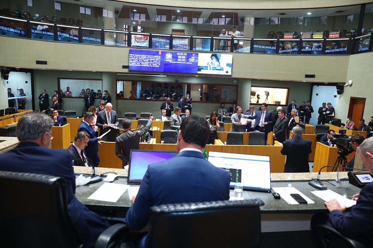 Assembleia aprova quatro propostas de aumento salarial para os servidores estaduais