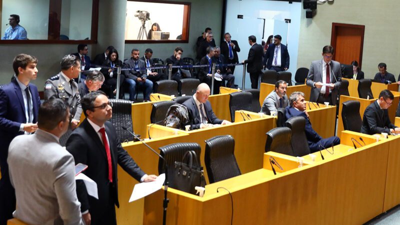 Deputados aprovam aumento de 5% no salário do governador