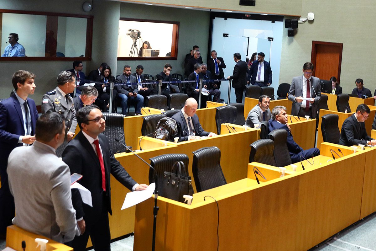 Deputados aprovam aumento de 5% no salário do governador