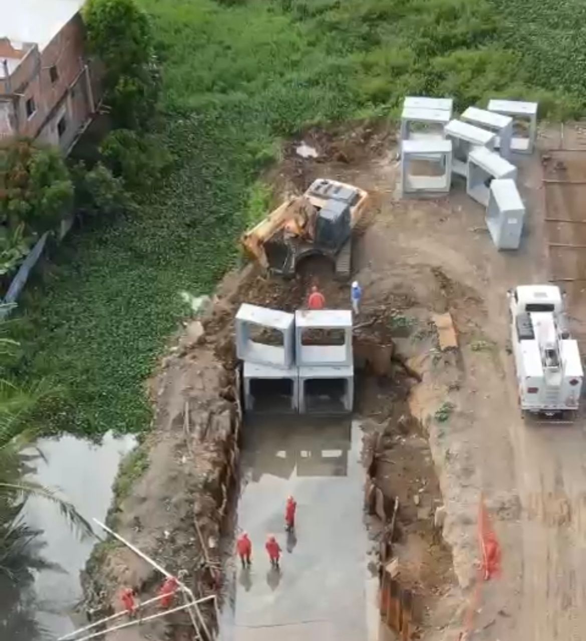 Prefeito de Cariacica, Governador e presidente da Ales visita obras de macrodrenagem