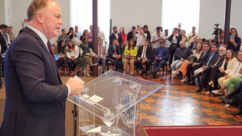 Governador Casagrande anuncia novos investimentos na área da educação