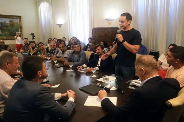 Prefeito e ex-prefeito de Vitória se encontram em evento da Cesan, alimentando especulações políticas