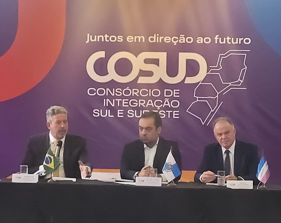 Casagrande debate reforma tributária em evento no Rio de Janeiro