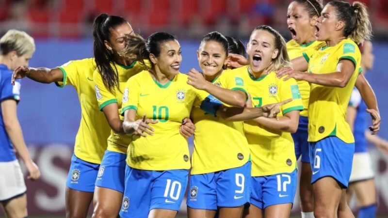 Ales demonstra seu apoio à seleção brasileira feminina de futebol vestindo as cores verde e amarelo
