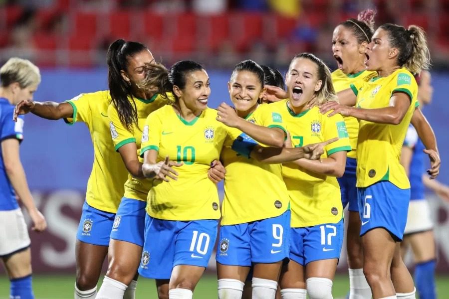 Ales demonstra seu apoio à seleção brasileira feminina de futebol vestindo as cores verde e amarelo