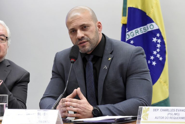 Ex Deputado Daniel Silveira chama Senador Marcos do Val de Palhaço