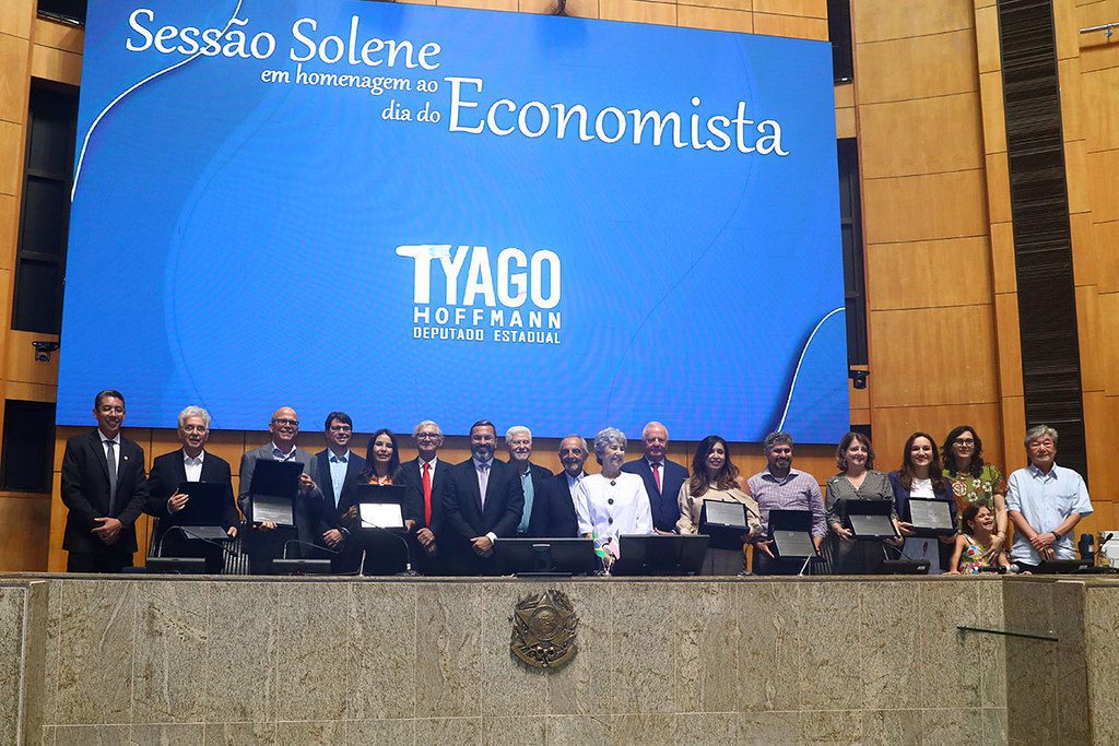 Tyago Hoffmann destaca em sessão solene a profissão de economista