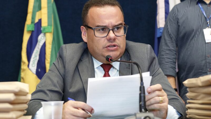 Denninho Silva apresenta projeto padroniza divulgação de preços de combustível
