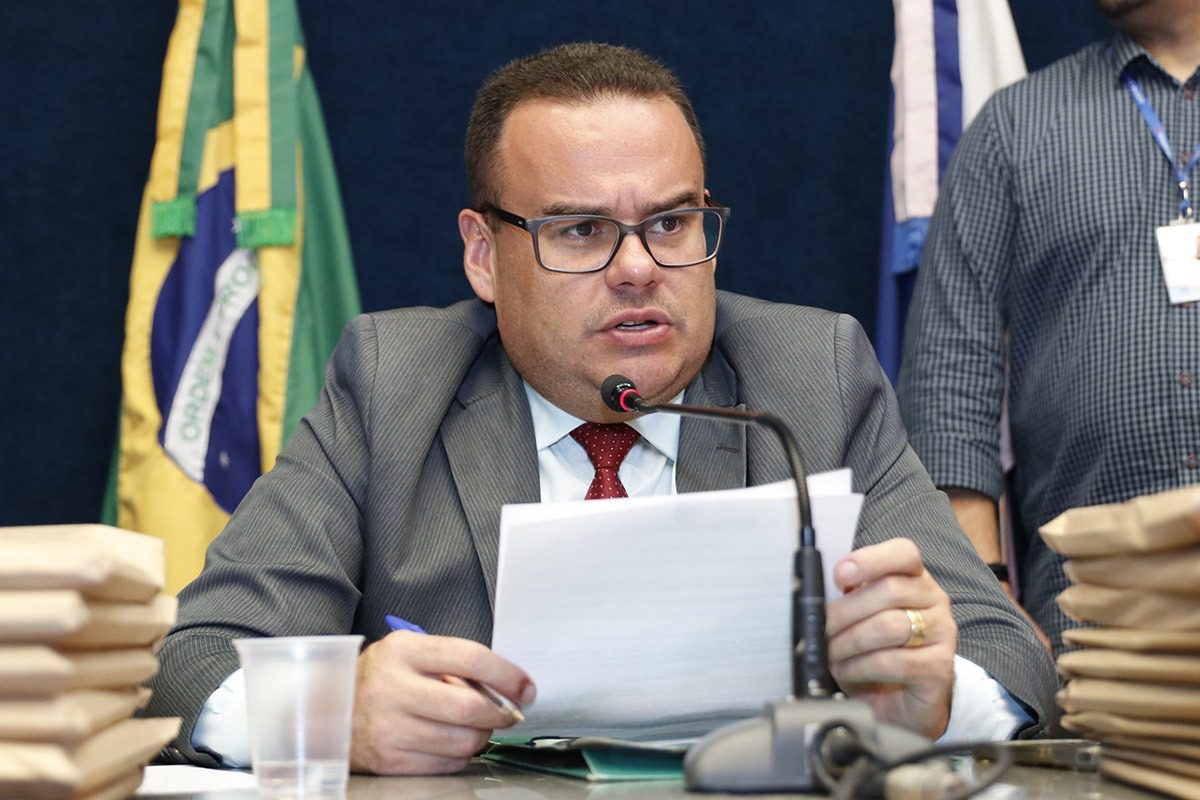 Denninho Silva apresenta projeto padroniza divulgação de preços de combustível