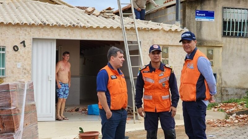 Governo do ES entrega 1.500 telhas a moradores dos bairros mais afetados pelo vendaval em Colatina