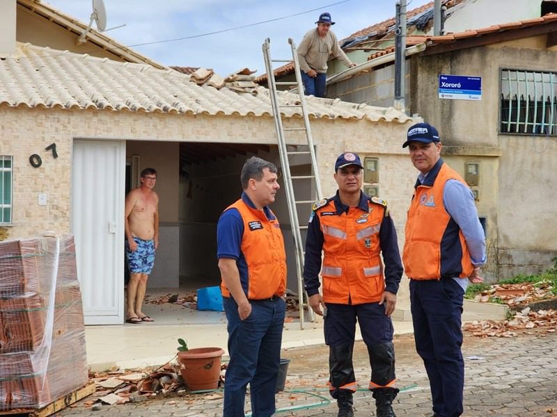 Governo do ES entrega 1.500 telhas a moradores dos bairros mais afetados pelo vendaval em Colatina