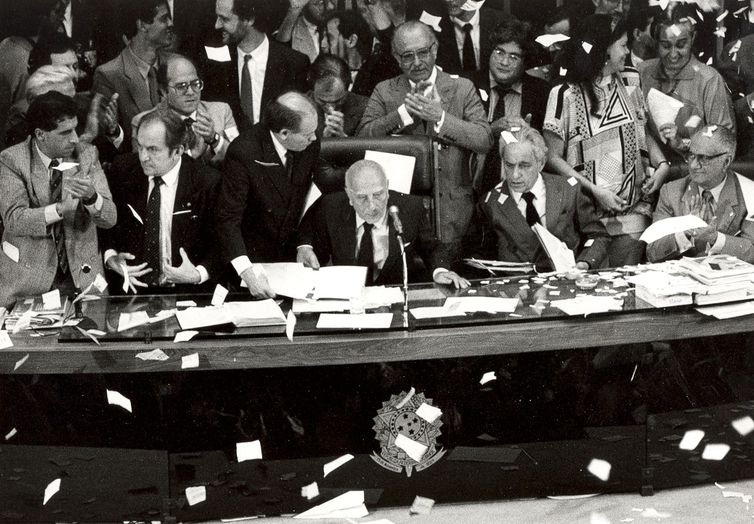 Celebrando 35 Anos da Constituição Federal: Um Legado de Democracia e Direitos no Brasil