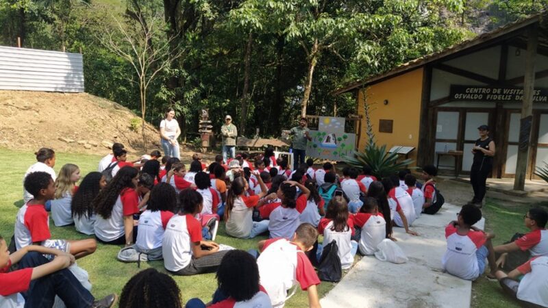 Fechamento de Ano da Biblioteca Itinerante no Parque Cachoeira da Fumaça: Atividades em Escola Local