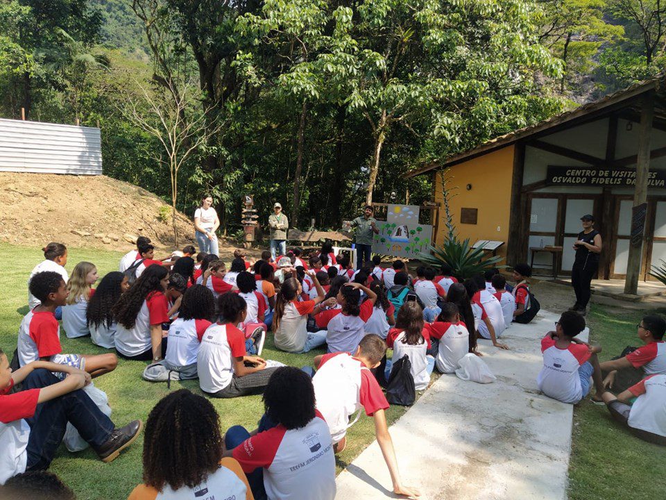 Fechamento de Ano da Biblioteca Itinerante no Parque Cachoeira da Fumaça: Atividades em Escola Local