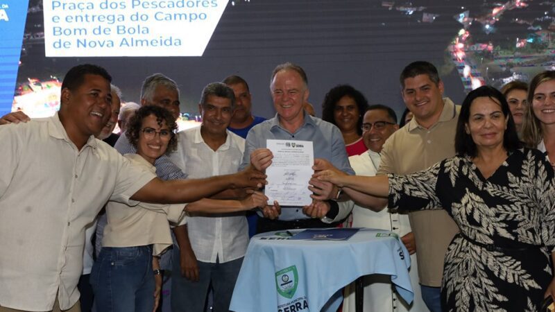Governo do Estado entrega campo Bom de Bola e autoriza desobstrução do Rio Reis Magos, na Serra