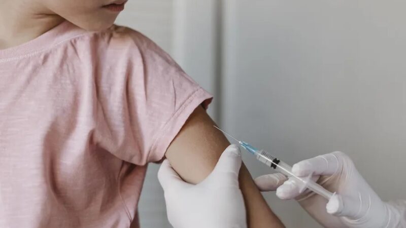 Discussão Intensa no Congresso Sobre Proposta de Multa e Retirada de Benefícios para Pais que Optarem por Não Vacinar Filhos