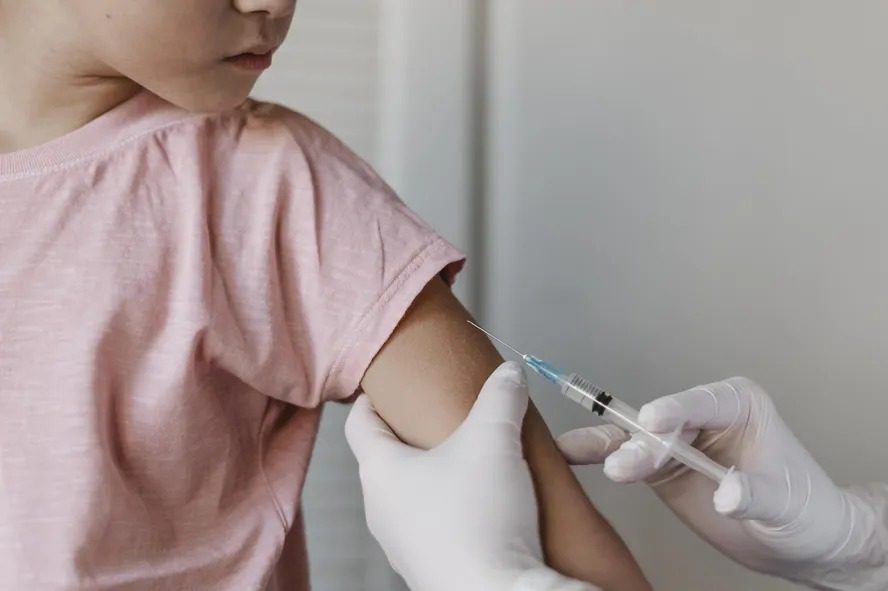 Discussão Intensa no Congresso Sobre Proposta de Multa e Retirada de Benefícios para Pais que Optarem por Não Vacinar Filhos