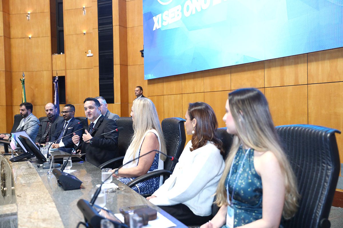 Alunos simulam abertura da reunião anual da ONU