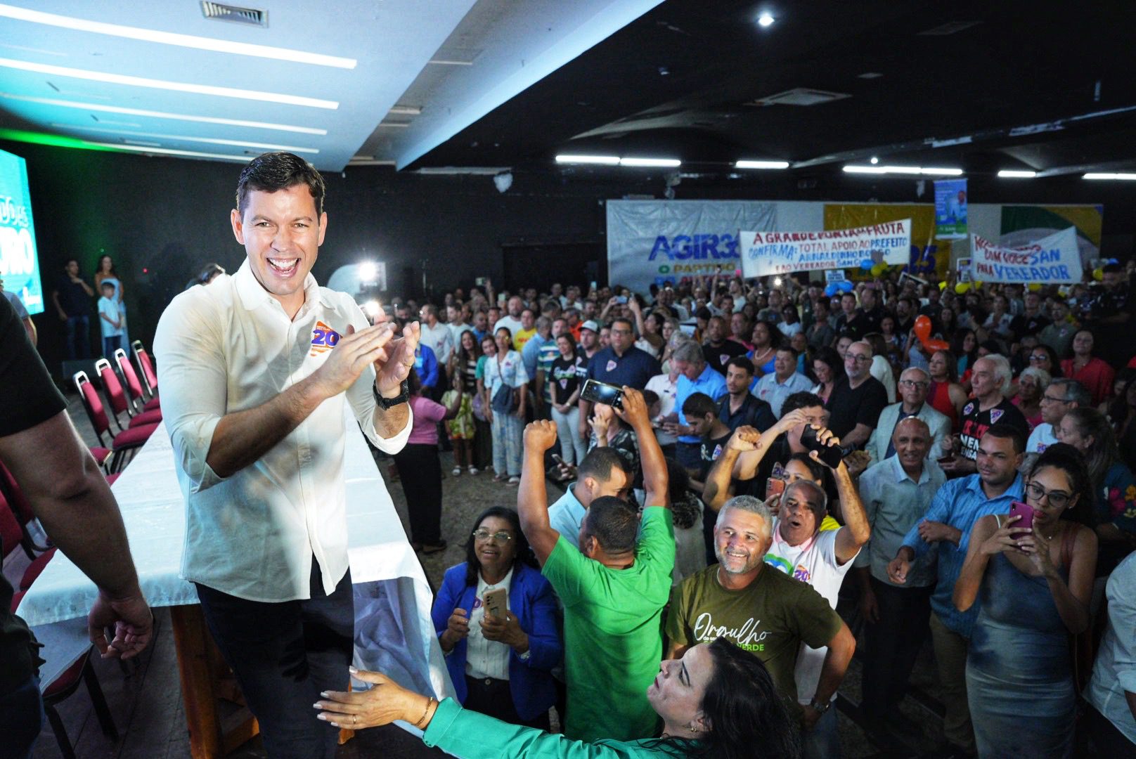 Centro de Convenções de Vila Velha Lota para Lançamento da Pré-Candidatura de Arnaldinho Borgo