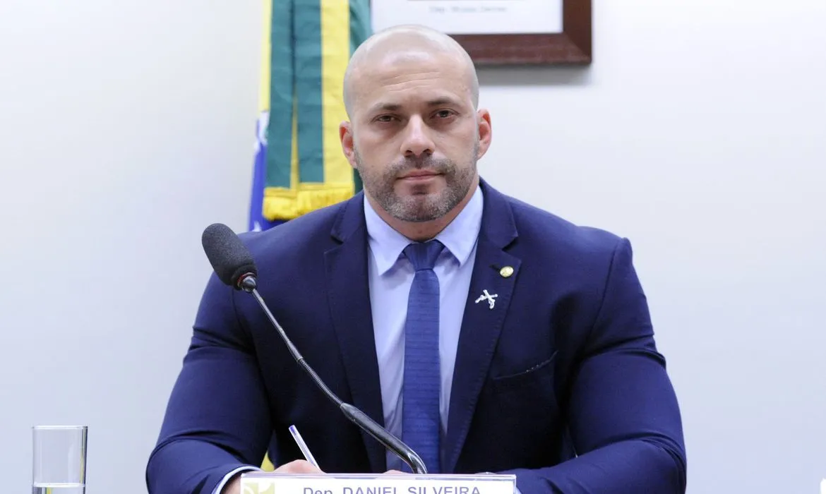 Moraes diz que Daniel Silveira passou por mais 9 lugares antes de ser preso e cobra explicação